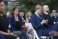 Detective Laura Diamond – Meredith (Janina Gavankar, 3.v.l.) wird hellhörig, als Shane (Gabriel Mann, 3.v.r.) auch auf der Beerdigung seines ermordeten Freundes die ganze Zeit an sein Handy gefesselt ist ...