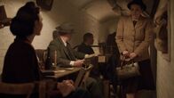 Murderous History - Rätselhafte Verbrechen – Rachel Dobkin flüchtet sich im April 1941 während einer Bombennacht des sogenannten Blitzkrieges in einen Londoner Luftschutzbunker. Wenig später meldet ihre Schwester sie als vermisst.