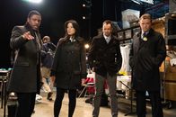 Elementary – Endlich ist Det. Bell (Jon Michael Hill, l.) wieder mit von der Partie und darf gemeinsam mit Capt. Gregson (Aidan Quinn, r.), Sherlock Holmes (Jonny Lee Miller, 2.v.r.) und Dr. Watson (Lucy Liu, 2.v.l.) ermitteln. Er ist froh, nicht mehr an den Schreibtisch gefesselt zu sein und in Akten wühlen zu müssen ...