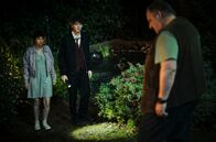 Tatort – Nachbar Erwin Ramthor (Wolf Bachofner, re.) macht Nisha (Amina Merai, li) und Mike (Jeremias Meyer, Mi.) mit seinem unerwarteten Auftauchen Angst, die sie sich nicht anmerken lassen wollen.