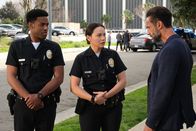 The Rookie – Chen (Melissa O´Neil, M.) und West (Titus Makin Jr., l.) sind offiziell keine Rookies mehr. An ihrem ersten Tag als vollwertige Polizisten hat Detective Caradine (Kamar de los Reyes, r.) einen Auftrag für die beiden. Doch der ist nicht so aufregend, wie erhofft.