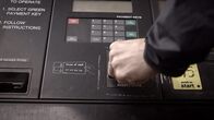 Hightech-Gangster – Eine Hacker-Bande hat Unmengen Kreditkartendaten gestohlen, damit leere Karten programmiert und auf diese Weise Millionen US-Dollar erbeutet. (Szene nachgestellt)