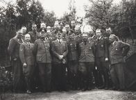 Der Zweite Weltkrieg – Adolf Hitler im Kreise hoher Offiziere und Generäle während des Westfeldzuges 1940.