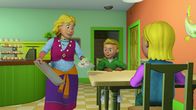 Feuerwehrmann Sam – Gwendolyn reicht Sarah und James Sandwiches.