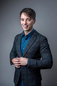 Sturm der Liebe – ARD STURM DER LIEBE, montags bis freitags um 15.10 Uhr im Ersten. Ab Folge 2858 (Sendetermin 01.02.2018) ist Lorenzo Patané, der Staffelheld der 2. und 6. Staffel wieder als Robert Saalfeld in "Sturm der Liebe" zu sehen.