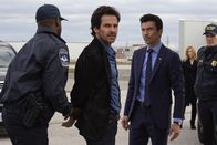 Salvation – Darius (Santiago Cabrera, 2.v.l.) wird von Harris (Ian Anthony Dale, M.) als Verräter festgenommen. Kann der Milliardär der Regierung beweisen, dass er keiner ist?