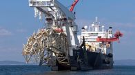 Superschiffe – Bildunterschrift: Die Aufgabe der Die "MV Solitaire" lautet: Rohre unter härtesten Bedingungen auf dem Meeresgrund zu verlegen. Dabei kommt der sogenannte "Stinger" zum Einsatz. Dieser hängt am Heck des Schiffs und befördert die Pipeline zum Meeresboden.