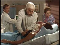 Diagnose: Mord – Jesse (Charlie Schlatter, l.) und Mark (Dick Van Dyke, M.) bemühen sich, den ins Koma gefallenen Steve (Barry Van Dyke) ins Leben zurückzuholen.