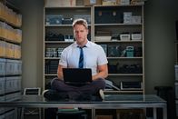 Limitless – Durch eine leistungssteigernde Droge hilft Brian (Jake McDorman) dem FBI bei der Lösung von einem Mordfall ...
