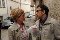 SOKO Stuttgart – KTU-Leiter Jan Arnaud (Mike Zaka Sommerfeldt, r.) präsentiert der SOKO-Chefin Martina Seiffert (Astrid M. Fünderich, l.) ein Beweisstück, das er in der Wohnung des Opfers sicherstellen konnte.