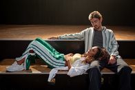 SOKO Leipzig – Kim Nowak (Amy Mußul, l.) genießt einen Moment der Zweisamkeit mit Rico Wittmann (Anton Weil, r.), der sie kurz zuvor beim Tanzen überrascht hat.