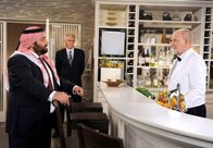 Rote Rosen – ARD ROTE ROSEN FOLGE 1182 Uhr im ERSTEN. Scheich Hamid (Kailas Mahadevan, l.) überrumpelt Alfred (Rolf Nagel, r.) mit einem Angebot für dessen Pferdenetzwerk (mit Komparsen).