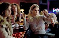 Red Light – Sylvia Steenhuyzen (Carice van Houten, 2.v.r.) mit Betty (Chris Nietvelt, 2.v.l.) und De Rooi Deur (Carlos Schram, re.) in ihrem Bordell. Daria (Valeryia Kazheunikava, li.) hatte erst vor kurzem einen Schwangerschaftsabbruch.