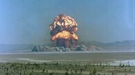 Geheimakte Atombombe – Die Atombombentests in der Wüste Nevadas sollten die Soldaten der US-Army auf die Kriegsführung der Zukunft vorbereiten, auf das "Atomic Age".
