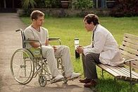 The I Inside - Im Auge des Todes – Simon Cable (Ryan Phillippe, l.); Dr. Newman (Stephen Rea, r.)