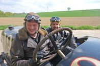 Zengleins Zehn – Johannes Zenglein (re.) und Jörg Holzwarth (Technikmuseum Sinsheim) während einer Fahrt mit dem Experimentalfahrzeug Brutus.