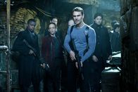 Underworld Awakening – Muss sich mit einem schier unbesiegbar scheinenden Lykaner herumärgern: Vampir David (Theo James, vorne) ...