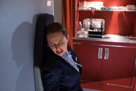 Mayday - Alarm im Cockpit – Flugbegleiterin Darinda Ogden (gespielt von Rebecca Nicholson) macht sich bereit, als Comair-Flug 3272 in den Sturzflug übergeht. (Bildnachweis: Cineflix/Darren Goldstein)