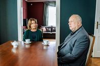 An seiner Seite – Bei einer Tasse Kaffee erzählt Martin Scheerer (Thomas Thieme) von seiner verstorbenen Frau. Die Begegnung berührt Charlotte Kler (Senta Berger) und lässt sie ihre eigene Beziehung zu ihrem Mann in einem anderen Licht sehen.
