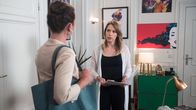 Rote Rosen – Amelie (Lara-Isabelle Rentinck, r.) ist entsetzt, als Carla (Maria Fuchs, l.) sie entrüstet darauf hinweist, dass die Menükarten voller Rechtschreibfehler sind