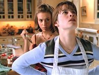 Charmed - Zauberhafte Hexen – Hat Phoebe (Alyssa Milano, l.) tatsächlich vor, ihre Schwester Piper (Holly Marie Combs, r.) umzubringen ?