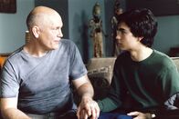 Art School Confidential – Um bei Professor Sandiford (John Malkovich, l.) Eindruck zu schinden, muss Jerome (Max Minghella, r.) sich mit seinen Kunstwerken ein wenig mehr ins Zeug legen.