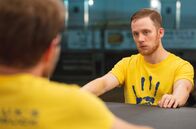 One of These Days – Kyle Parson (Joe Cole) kämpft bei dem skurrilen Wettbewerb „Hands On“ gegen neunzehn andere Teilnehmerinnen und Teilnehmer um einen nagelneuen Pickup Chevrolet Avalanche.