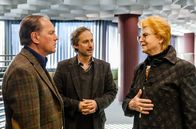 Labaule und Erben – Nach einer Idee von Harald Schmidt Wolfram (Uwe Ochsenknecht, li.) ist mal wieder überfordert. Seine Mutter (Irm Hermann) ist noch da und wo plötzlich der neue Berater Blomeier (Michael Ostrowski) herkommt, ist ihm auch nicht klar.
