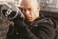 xXx - Triple X – Nach und nach erfährt Xander (Vin Diesel), dass hinter der Fassade eines mit Luxuslimousinen handelnden Kleinkriminellen ausgewachsene Weltbeherrschungspläne stecken ...
