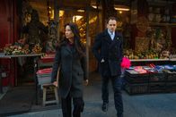 Elementary – Ein neuer Mordfall beschäftigt Sherlock Holmes (Jonny Lee Miller, r.) und Joan Watson (Lucy Liu, l.) ...