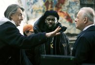 Bad Company – Der Regisseur Joel Schumacher (l.) mit seinen Hauptdarstellern Chris Rock, M. und Anthony Hopkins, r. im Gespräch ...