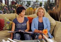 Rote Rosen – ARD ROTE ROSEN FOLGE 1131 Uhr im ERSTEN. Merle (Anja Franke, l.) versichert Erika (Madeleine Lierck-Wien, r.), dass sie stark genug ist, um der "Faszination Gunter" zu widerstehen.