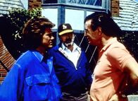 Ein Engel auf Erden – Brad (John Lawlor, r.) macht Jonathan (Michael Landon, l.) und Mark (Victor French, M.) klar, dass sie keine Schwarzen in ihrer Gegend dulden werden.
