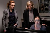 Radio Silence – L-R: Lt. Briggs (Carrie-Lynn Neales), Jill Peterman (Georgina Haig) und Li Chan (Stefanie Nakamura)