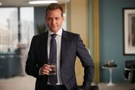 Suits – Obwohl Harvey (Gabriel Macht) sich oft eher emotional verhalten gibt, scheint ausgerechnet er als Einziger seinem ehemaligen Schützling als Freund zur Seite zu stehen, als dieser dringend auf Hilfe angewiesen ist.