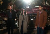 Sleepy Hollow – (v.l.n.r.) Ichabod (Tom Mison); Diana (Janina Gavankar); Jake (Jerry MacKinnon)