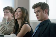The Social Network – Was in einem Studentenwohnheim begann, wird in einem Rausch aus Bloggen und Programmieren bald zu einer Revolution der Kommunikation - doch der Erfolg kostet Mark Zuckerberg (Jesse Eisenberg, li.) viele Freundschaften ...