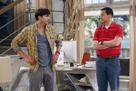 Two and a Half Men – Können nicht fassen, das sich Jake in Missi verliebt hat: Walden (Ashton Kutcher, l.) und Alan (Jon Cryer, r.) ...