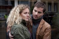 Der letzte Bulle – Die Protestaktion "Nackttanken" kann bislang lediglich vier Mitglieder aufweisen, macht aber den Tankstellenpächtern das Leben schwer. Doch dann verlieren Nina Hummel (Barbara Lanz, l.) und Holger Roth (Simon Eckert, r.) eines ihrer Mitglieder. Es wurde hinterrücks erstochen ...