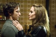 Wanted – Wesley Gibson (James McAvoy), Fox (Angelina Jolie)