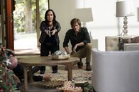MacGyver – Matty Weber (Meredith Eaton, l.); MacGyver (Lucas Till, r.)