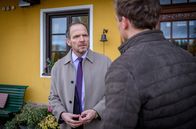 Sturm der Liebe – Markus (Timo Ben Schöfer, l. mit Martin Walde, r.) ist besorgt, als er erfährt, dass Philipp einen Unfall hatte.