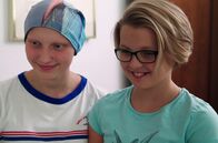 Das Mädchen mit den langen Haaren – Janne und Anouk bringen die Haare in die Perückenmanufaktur. Jetzt kann die Arbeit an der Perücke losgehen!