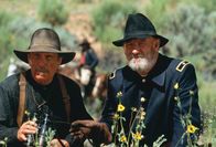 Geronimo - Eine Legende – Wohl wissend, dass er keiner gerechten Sache dient, verfolgt General Crook (Gene Hackman, rechts) mit Hilfe des Fährtenlesers Al Sieber (Robert Duvall) den unbeugsamen Geronimo und seine letzten Krieger.