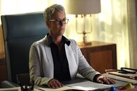 Scream Queens – Die Ereignisse an Halloween zwingen Munsch (Jamie Lee Curtis) dazu, die Vorfälle der Polizei zu melden, eine Tatsache, die ihr ganz und gar nicht gefällt ...