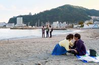 Der perfekte Freund – Das junge Pärchen Kyoko und Kentaro trifft am Strand von Atami auf die drei Gamer.