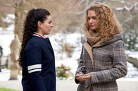 Sturm der Liebe – Shirin (Merve Çakır, l.) will ihre Freundschaft zu Maja (Christina Arends, l.) auf keinen Fall erneut gefährden.