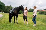 Watzmann ermittelt – Johanna Beissl (Ines Lutz, r. mit Komparsin) ist live dabei als ein schweres Reitunglück geschieht. Doch ist es überhaupt ein Unglück, oder ist es vielmehr ein Anschlag?