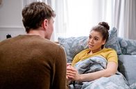 Sturm der Liebe – Ana (Soluna-Delta Kokol, r.) glaubt, dass das Schicksal ihr etwas sagen will, als Philipp (Robin Schick, l.) als Spender infrage kommt.