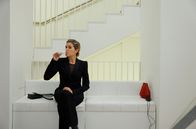 Mutter – Anke Engelke widmet sich in diesem Film dem komplexen Thema Mutterschaft und erzählt von Freude und Zweifel, Macht und Ohnmacht, Wut und Liebe. - Die Mutter, dargestellt von Anke Engelke, trinkt während der Konzertpause ein Glas Sekt.